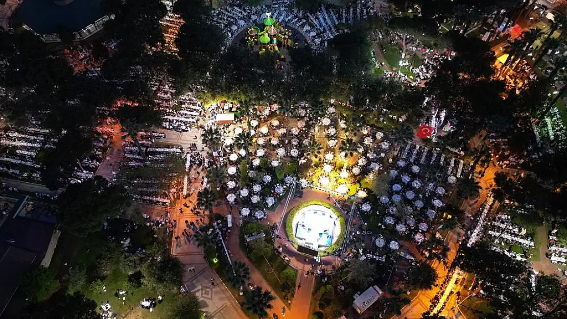 Menemenliler Kadir Gecesi'nde müjdeler eşliğinde iftarını açtı