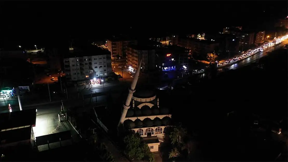 Mersin’de fırtınayla devrilen cami minaresi, iki kişiyi yaraladı