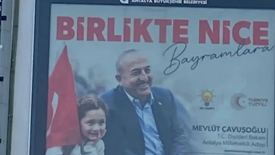 Mevlüt Çavuşoğlu’nun seçim afişleri kaldırıldı