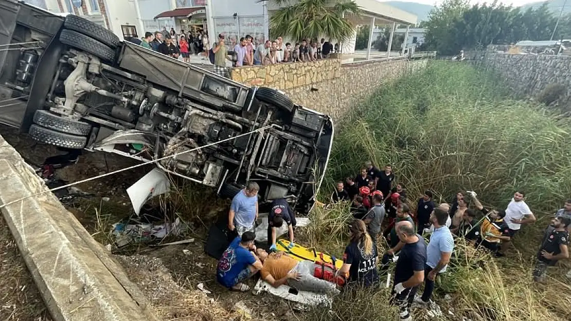 Minibüsün dere yatağına devrilmesiyle 23 kişi yaralandı