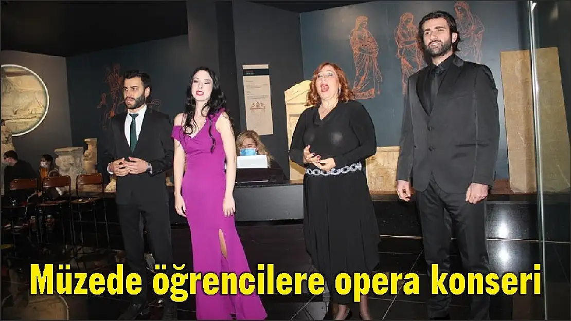 Müzede öğrencilere opera konseri