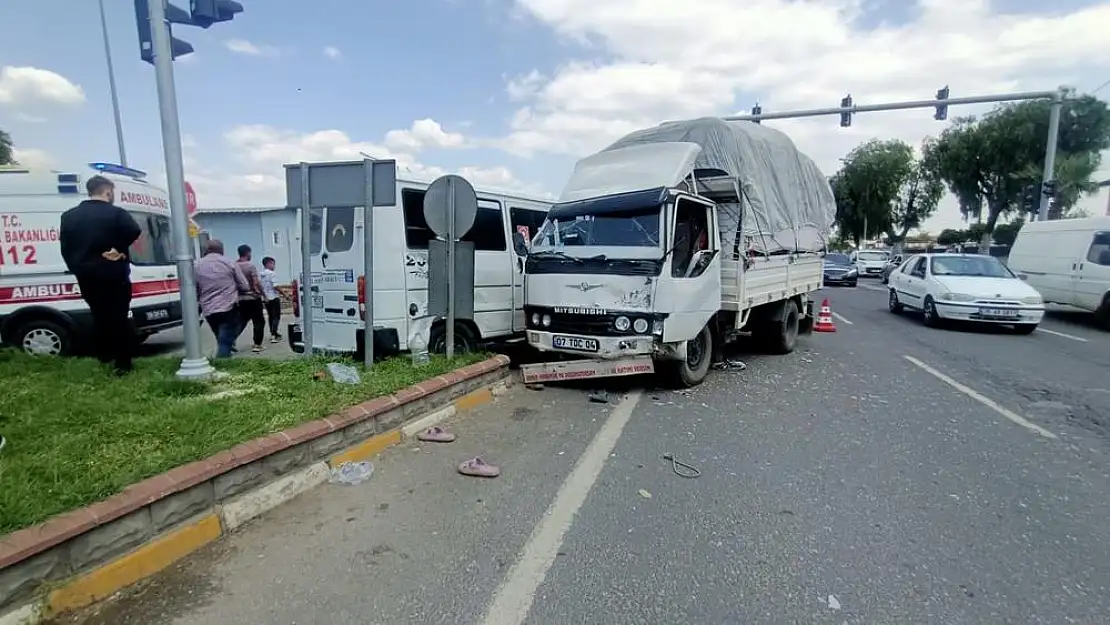 Nazilli’de minibüs ile kamyonet çarpıştı: 9 yaralı