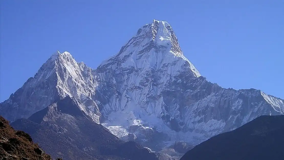 Nepal ile Tibet arasında bir yer: Everest Dağı