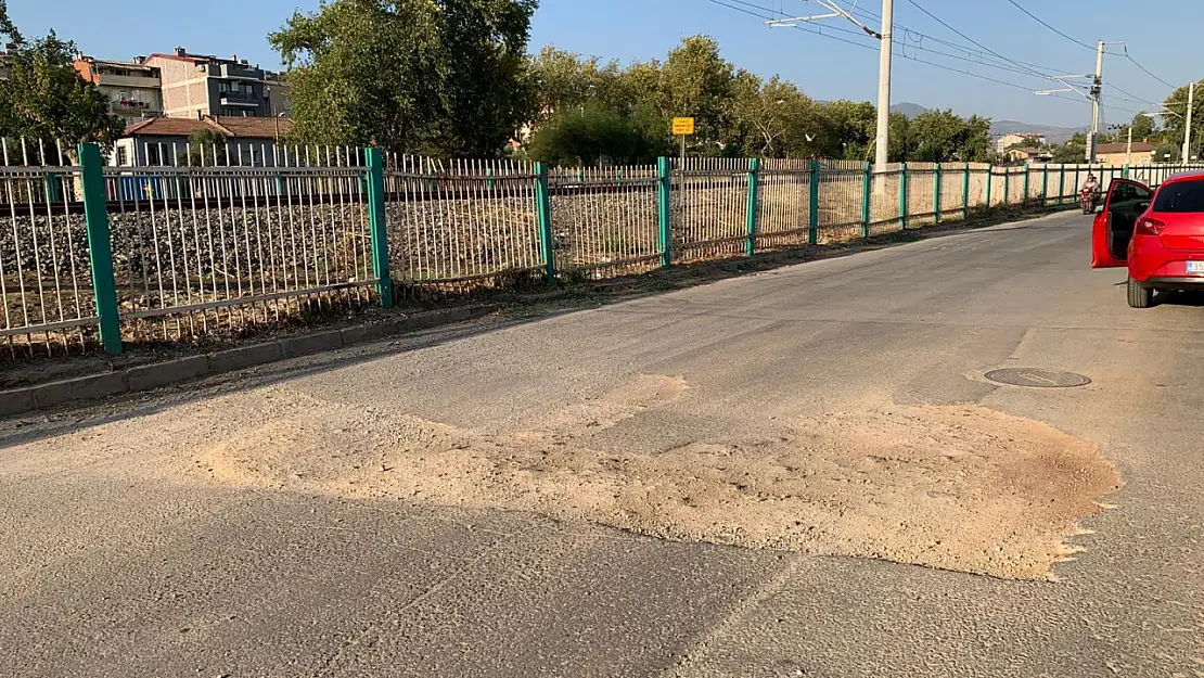 ÖDEMİŞ DEMİRYOLU CADDESİ'NDE YOL SORUNU TEPKİ ÇEKİYOR