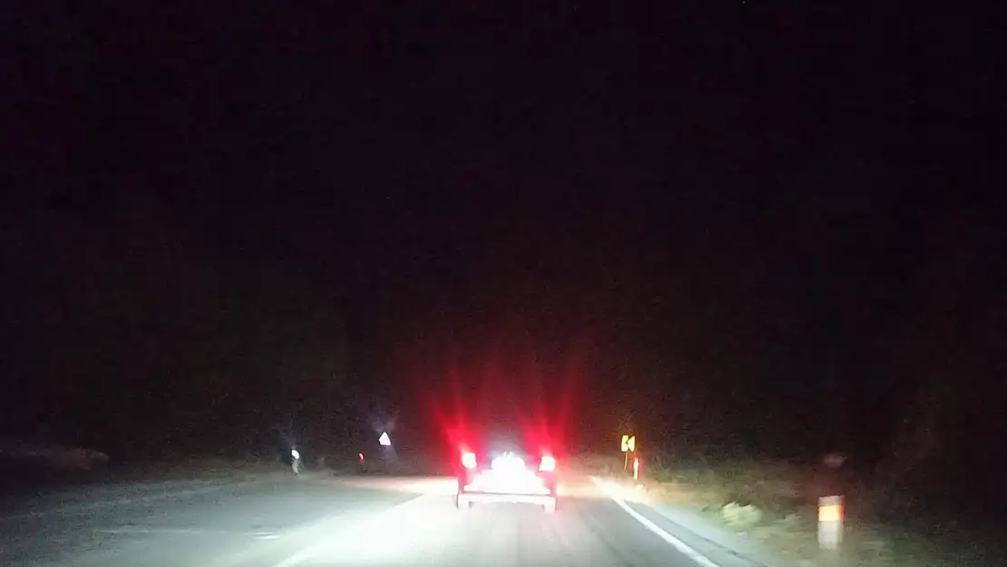 ÖDEMİŞ GÖLCÜK YAYLASINDA GECE YARISI SÜRÜCÜDEN DUYARSIZ HAREKET: YOLA SİGARA İZMARİTİ ATTILAR