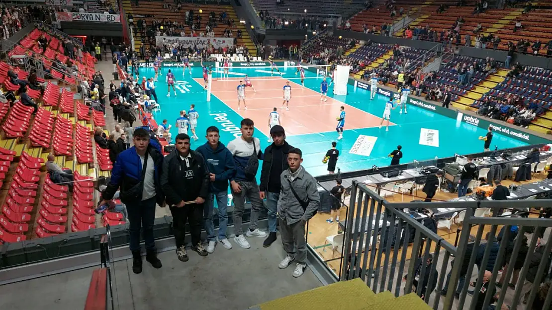 Ödemiş Mesleki ve Teknik Anadolu Lisesi Öğrencileri İtalya'da Halkbank Voleybol Takımını Destekledi