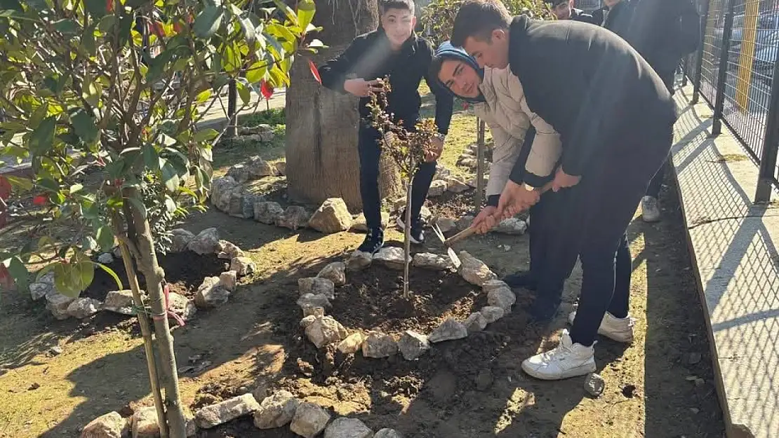 Ödemiş Mesleki ve Teknik Anadolu Lisesi Öğrencilerinden Üretim ve Hasat Başarısı