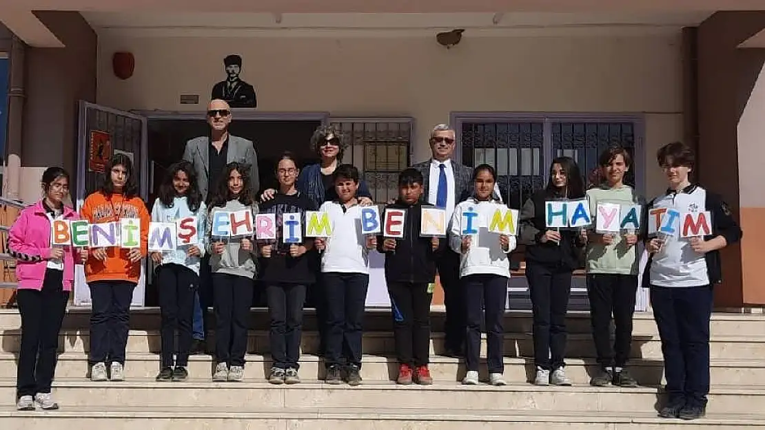 ÖDEMİŞ MUSTAFA AYŞE YANBASTI ORTAOKULU ÖĞRENCİLERİ TRT RADYO'DAN TÜM TÜRKİYE'YE SESLENECEK
