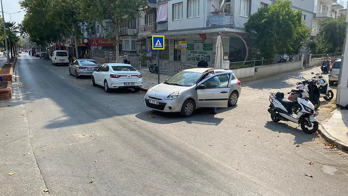 ÖDEMİŞ'TE BÖLÜNMÜŞ YOLDAN CADDEYE ÇIKAN ARAÇ KAZAYA NEDEN OLDU: MOTOSİKLET SÜRÜCÜSÜ YARALANDI