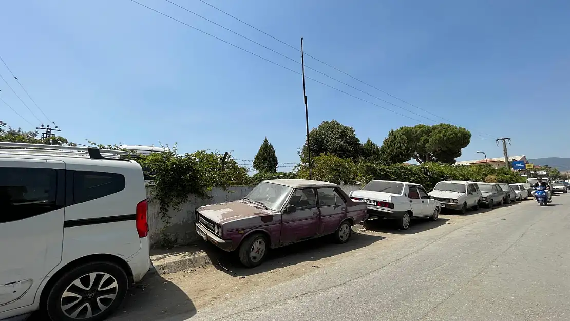 Ödemiş'te Hurda Araçlar Kaldırıldı, Kısa Süre Sonra Yeniden Aynı Yere Bırakıldı