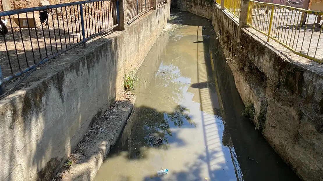 ÖDEMİŞ'TE KÖPRÜNÜN ALTINDAN LAĞIM SUYU AKIYOR
