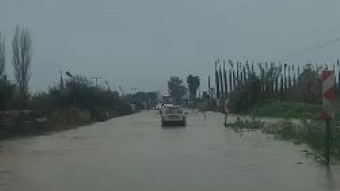 Ödemiş'te Sağanak Yağış Felaketi: İzmir Yolu Kapandı