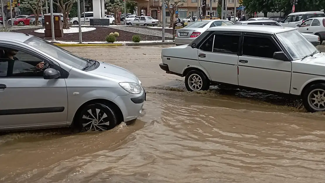 Ödemiş'te Şiddetli Sağanak Yağış Hayatı Felç Etti