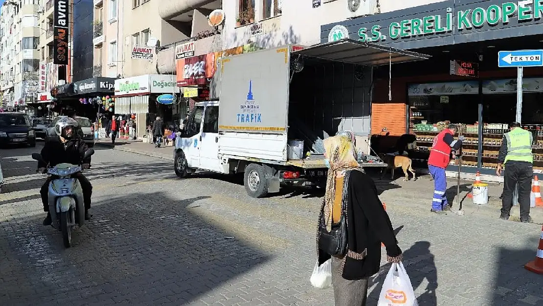 ÖDEMİŞ'TE HÜRRİYET CADDESİ ARTIK TEK YÖN