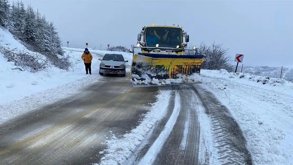 ÖDEMİŞ'TE KARDAN KAPANAN YOLLAR AÇILIYOR