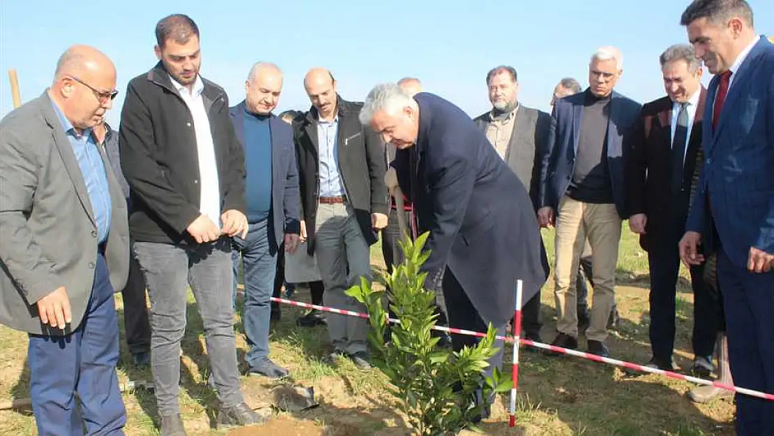 ÖDEMİŞ’TE MESLEK LİSESİNE TAHSİS EDİLEN ALANDA FİDANLAR TOPRAKLA BULUŞTU