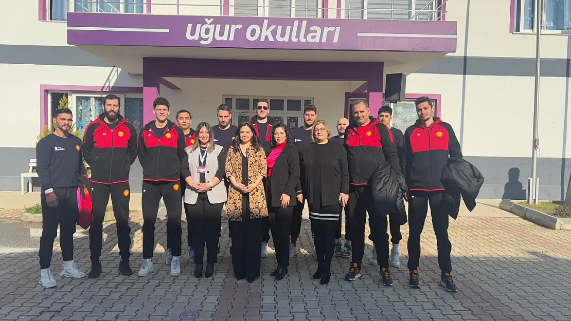 Öğrenciler, Tire Belediye Spor basketbolcularıyla buluştu