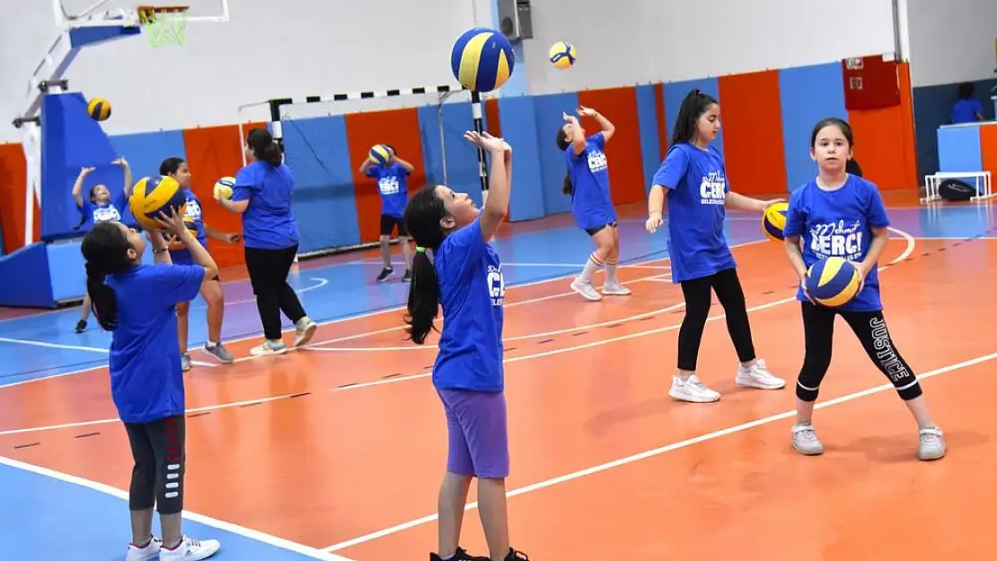 Öğrenciler voleybol öğreniyor