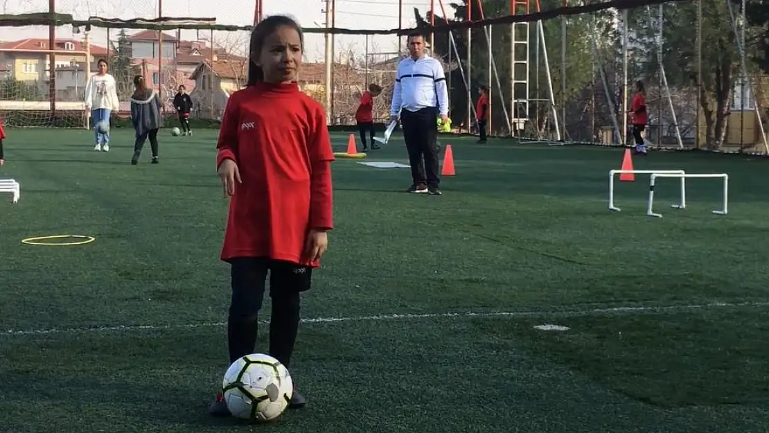 Otizmli Ela’nın Futbol Sevgisi Görenleri Hayrete Düşürüyor