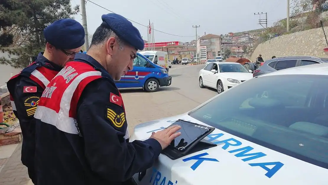 Otobüste seyahat eden 8 şüpheliden uyuşturucu çıktı