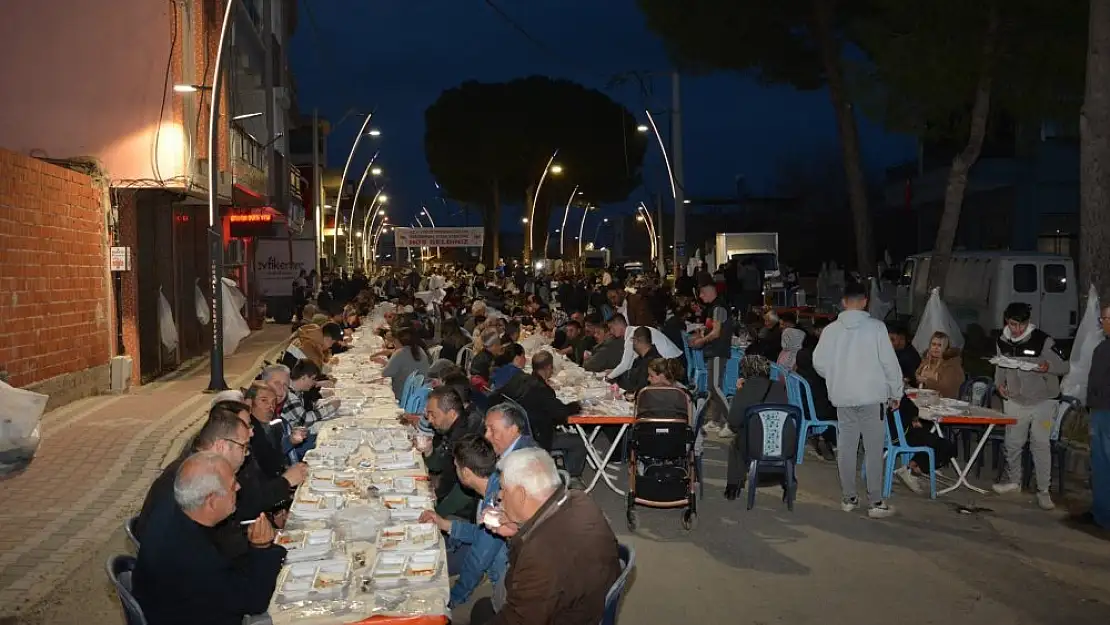 Pancarlı gençlerden dayanışma örneği