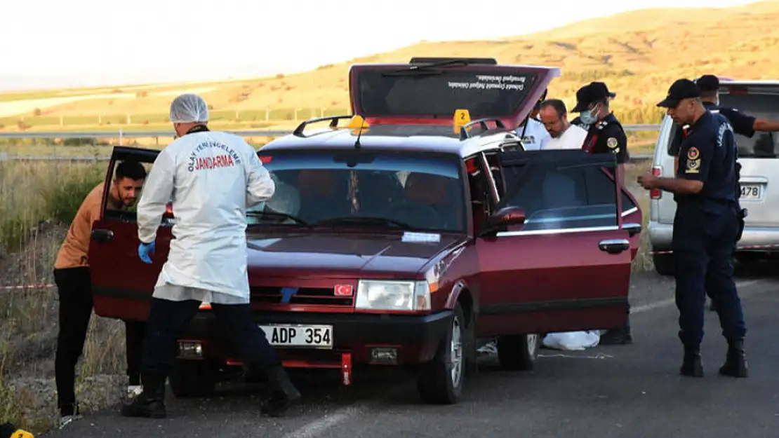 Park halindeki otomobilde 2 kişi ölü bulundu