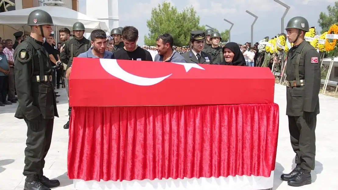 Pençe-Kilit Operasyonu Şehidi Ünal Sipahi, İzmir’de Binlerce Kişi Tarafından Son Yolculuğuna Uğurlandı