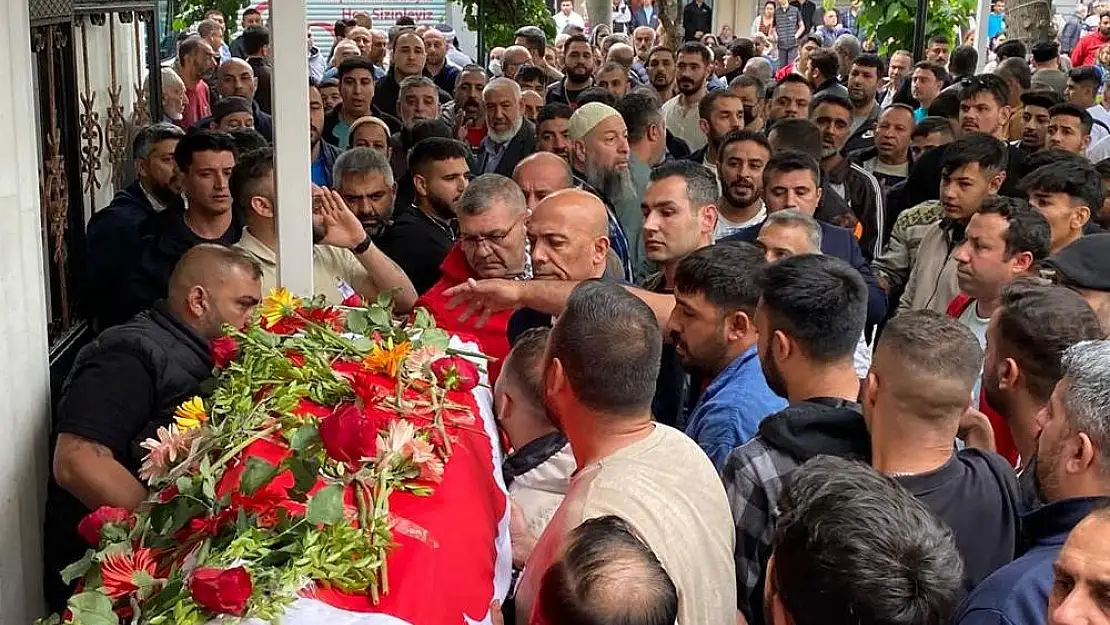 Polisin kaza kurşununa giden genç defnedildi