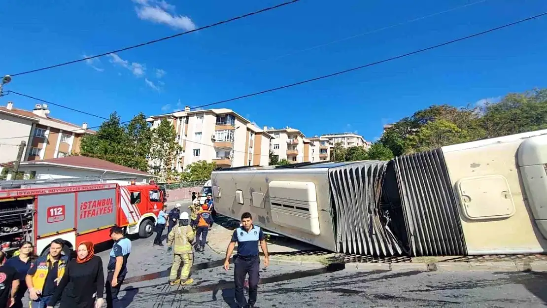 Rampadan çıkamayan İETT otobüsünü kaza yaptı