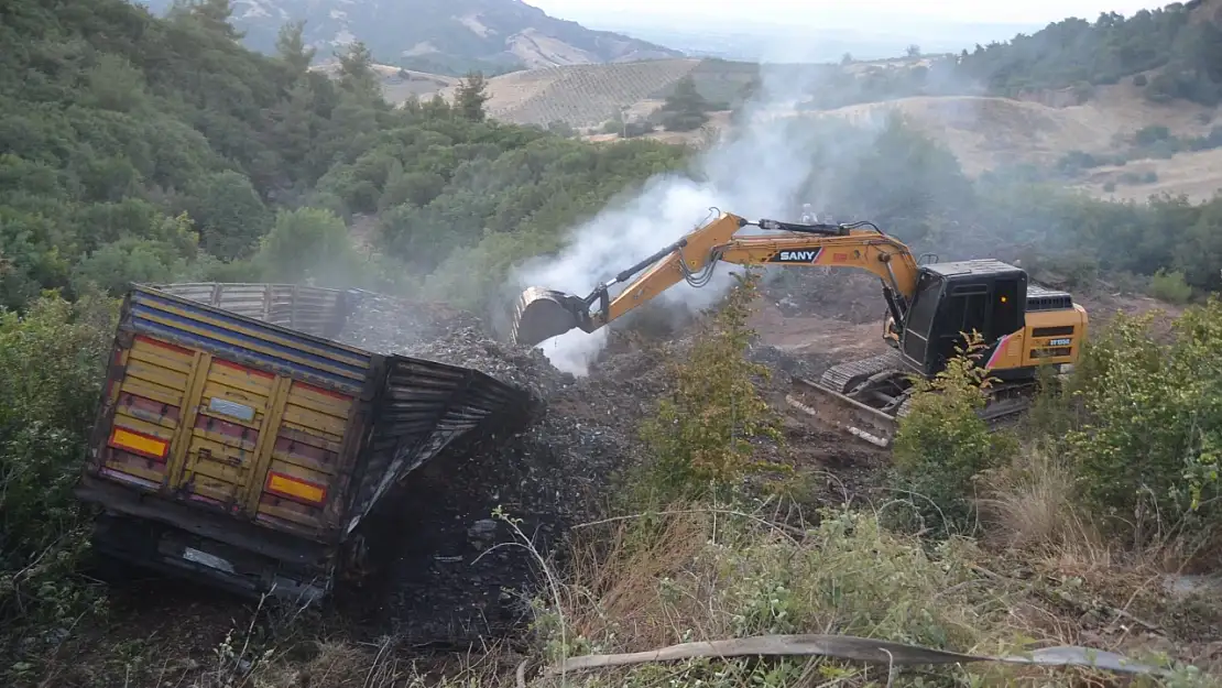 Salihli-Ödemiş Yolunda Kaza: Plastik Atık Yüklü Kamyon Devrildi, Yangın Paniği Yaşandı