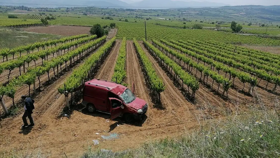 Sarıgöl’de kaza yapan araç üzüm bağına düştü: 2 yaralı