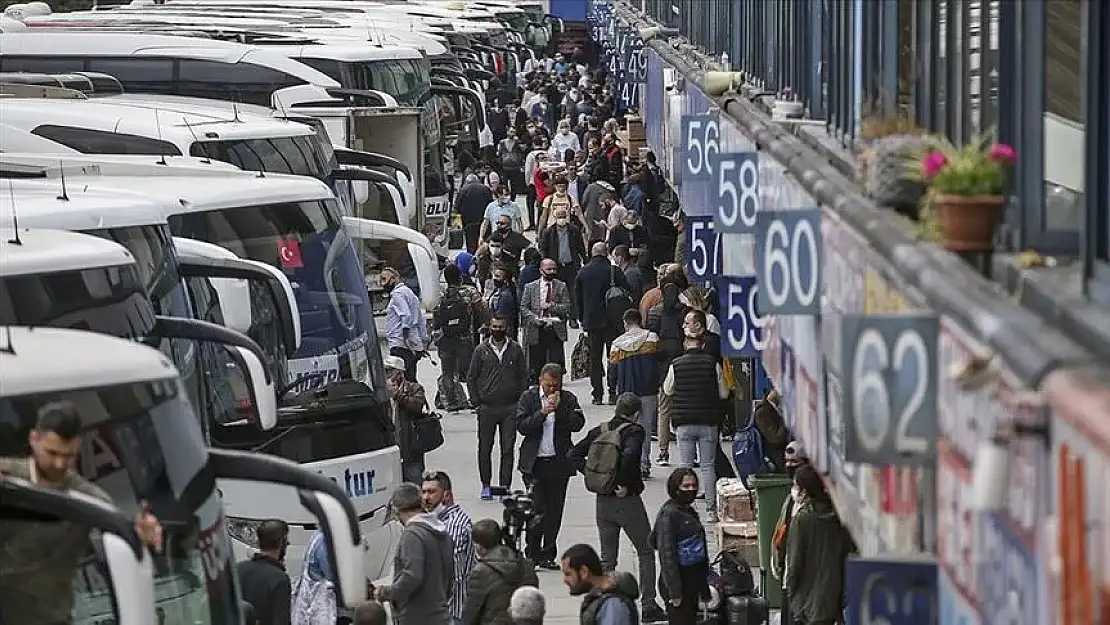 Seçim için otogarlarda yolcu hareketliliği