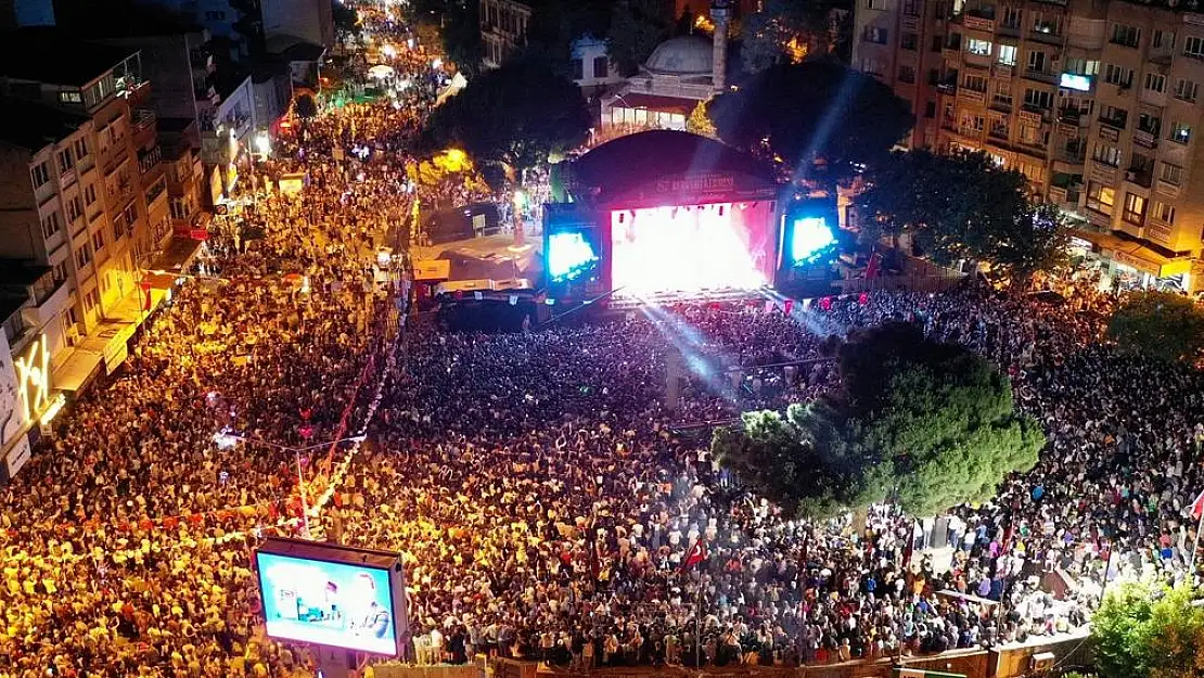 Sefo’ dan Bergama’lılara konser şöleni yaşattı