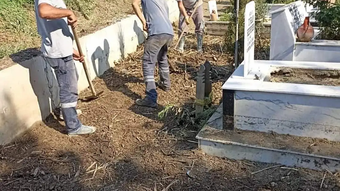 Selçuk Belediyesi bayram öncesi mezarlık temizliği