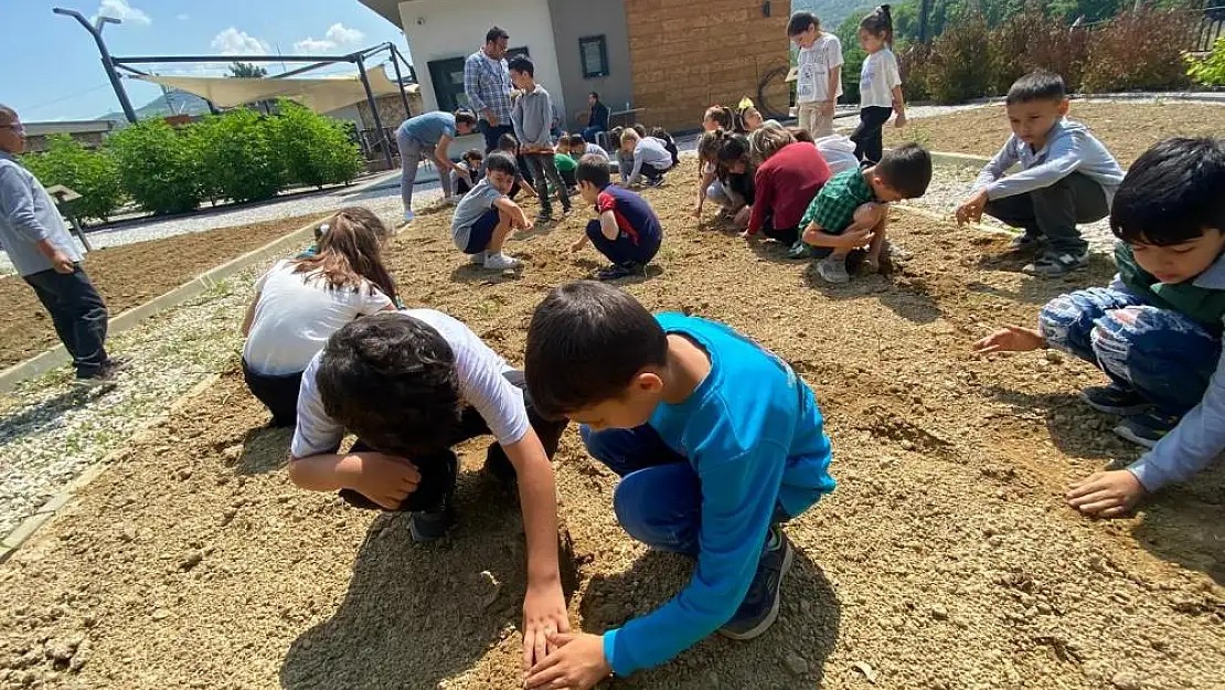 Selçuklu’da çocuklar fideleri toprakla buluşturuyor