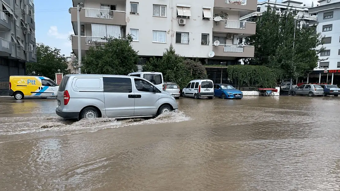 Şemikler’de ana boru patladı, sokak göle döndü