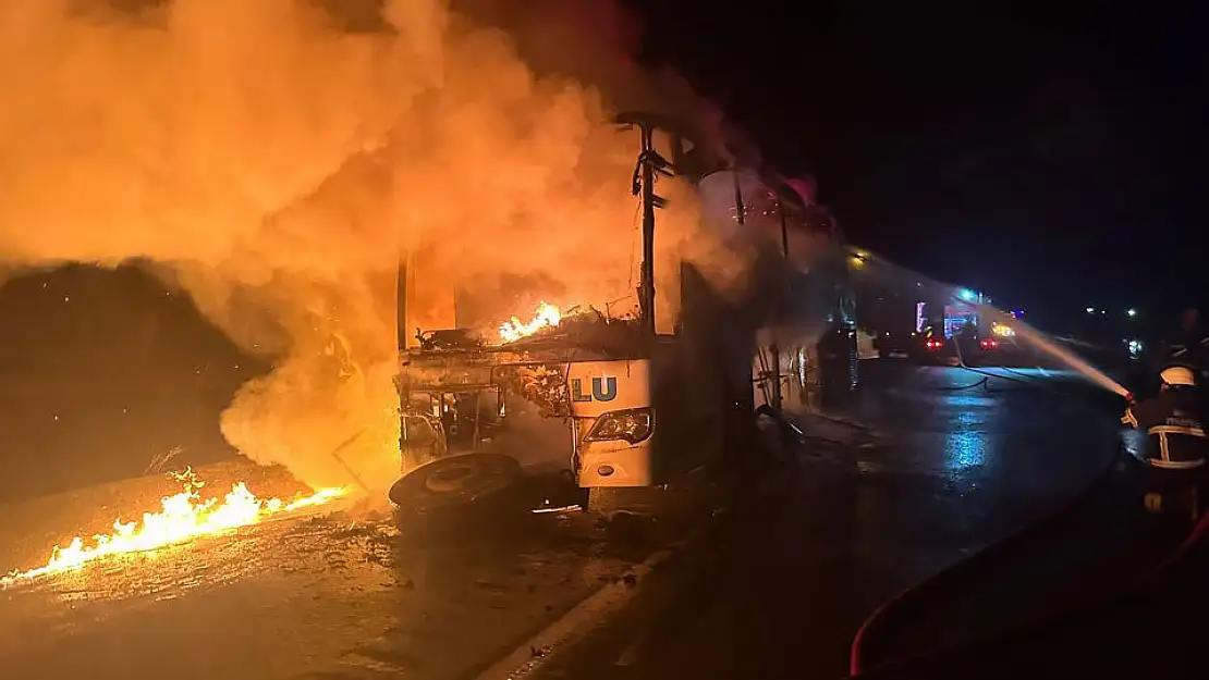 Seyir halindeki otobüs alev aldı