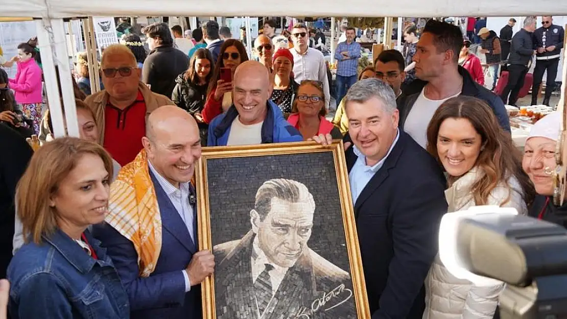 Soyer'e Alaçatı Ot Festivali'nde mozaik Atatürk Portresi hediyesi