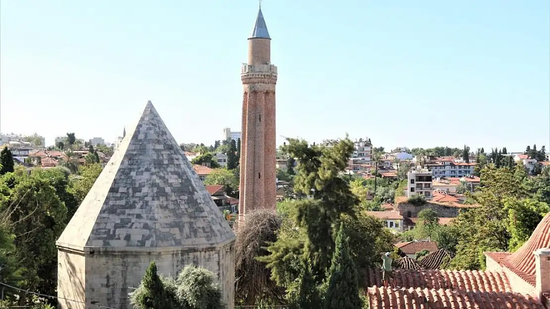 Tarihi yapının üstünde çekilen fotoğraf