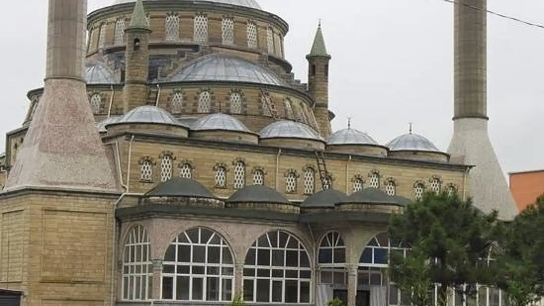 Tartıştığı kişiye tabancayla ateş açmak için cami önüne çağırdı