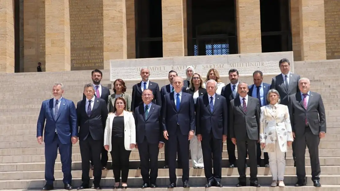 TBMM Başkanı Kurtulmuş ve Başkanlık Divanı üyeleri Anıtkabir'i ziyaret etti