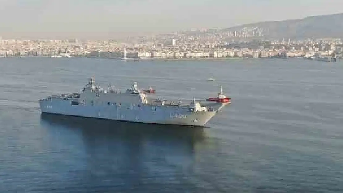 TCG Anadolu İzmir limanında