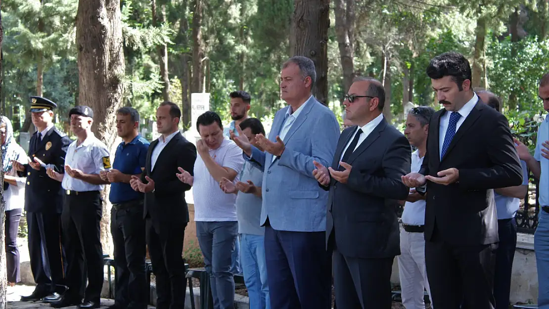 Tire Kaymakamı ve Belediye Başkanı Şehitlik Ziyaretinde Bulundu