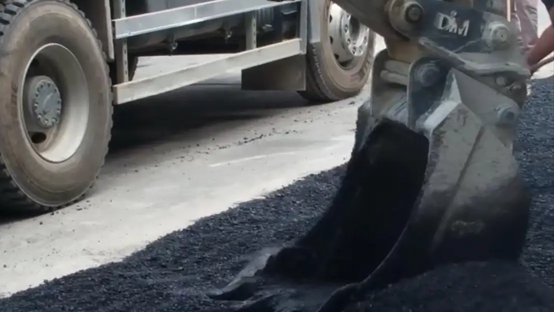Tire'de Atatürk Caddesi'nde Asfalt Yama Çalışması