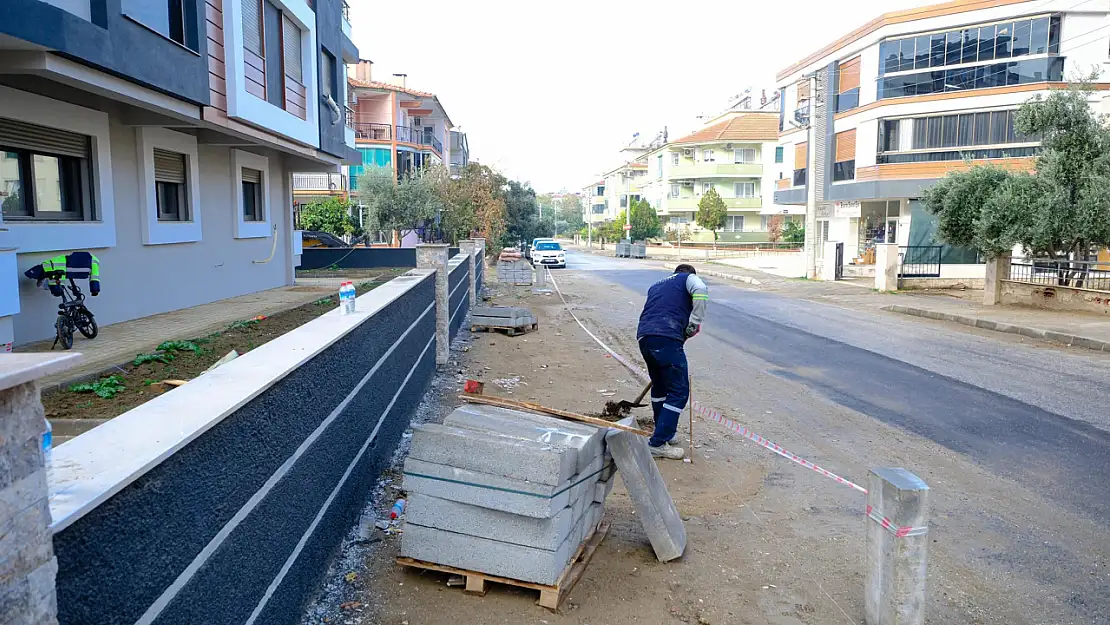 Tire'de Hürriyet Mahallesi Kaldırım Çalışmaları Devam Ediyor