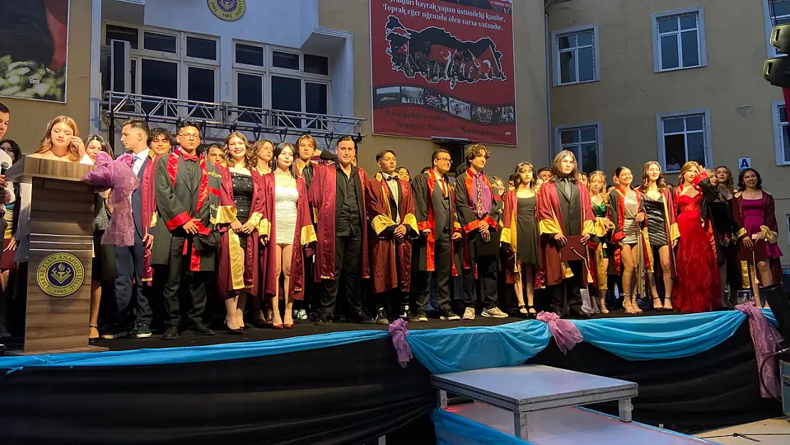 Tire Kutsan Anadolu Lisesi'nde Mezuniyet Coşkusu