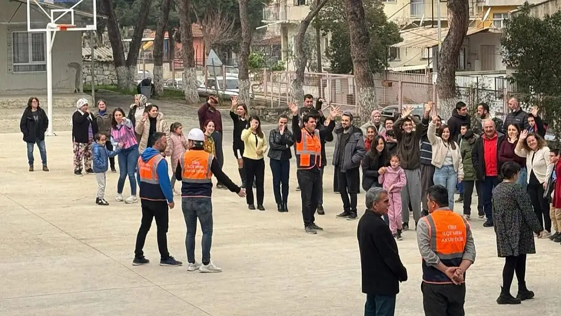 Tire MEM AKUB Ekibi Deprem Haftası'nda Okullarda Tatbikat ve Bilgilendirme Çalışmalarını Sürdürüyor