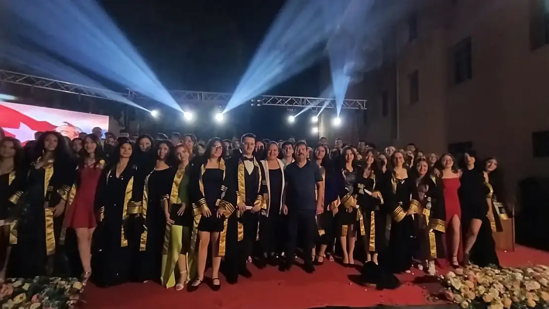 Tire Öğretmen Melahat Aksoy Sosyal Bilimler Lisesi'nde Mezuniyet Coşkusu