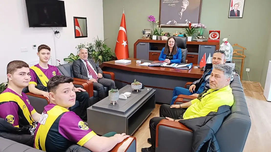 Tire ŞAİK Anadolu Lisesi Dart Takımından İlçe Milli Eğitim Müdürü Duygu Çevirgen Uzun'a Ziyaret