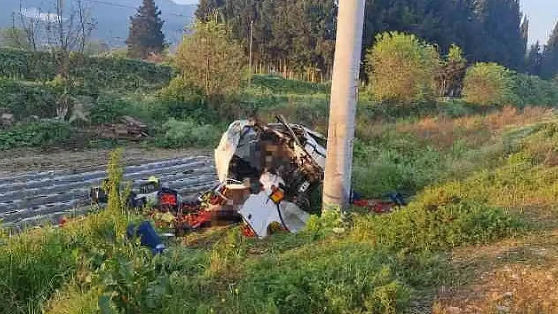 Tire’de minibüs kaza yaptı𔅾 ölü, 1 yaralı